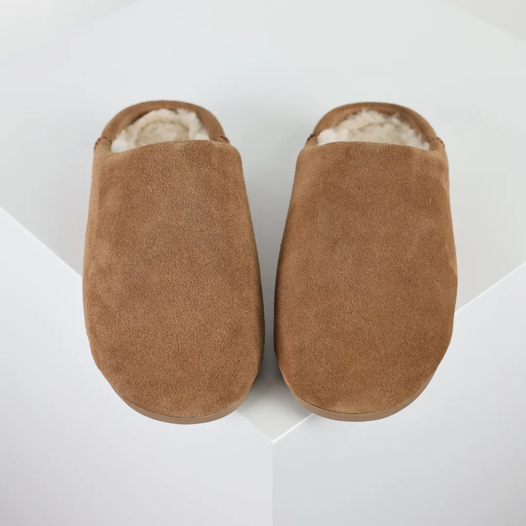 Local self-pickup💰560 Core recommended good price Independently developed original outsole, cashmere insole, keeping warm in winter, suitable for home use. In recent years, uug has launched a style series, which is partially skewed towards the preferences of young consumers, and has also been at the forefront of fashion trends. Shoe body material, water-repellent coated suede upper, 17mm UGGPURE™ implanted wool insole, lightweight non-slip and comfortable rubber outsole, with brand LOGO, complete packaging, size: 35 36 37 38 39 40